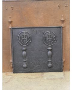 Pilastri con Monogramma IHS