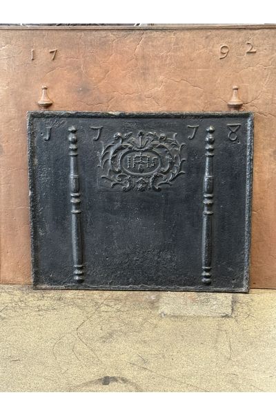 Pilastri con Monogramma IHS