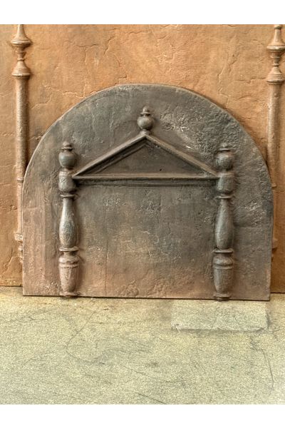 Pilastri e Frontone