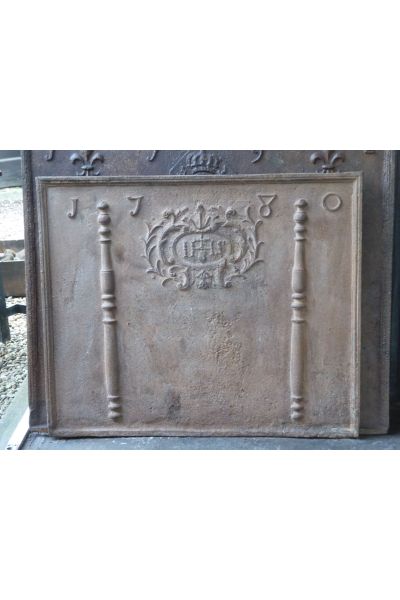 Pilastri con Monogramma IHS