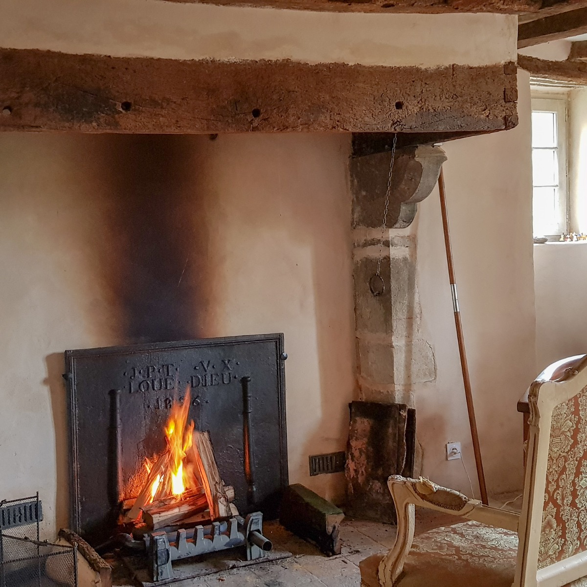 Antica piastra per camino francese posta nel caminetto di un castello in Francia