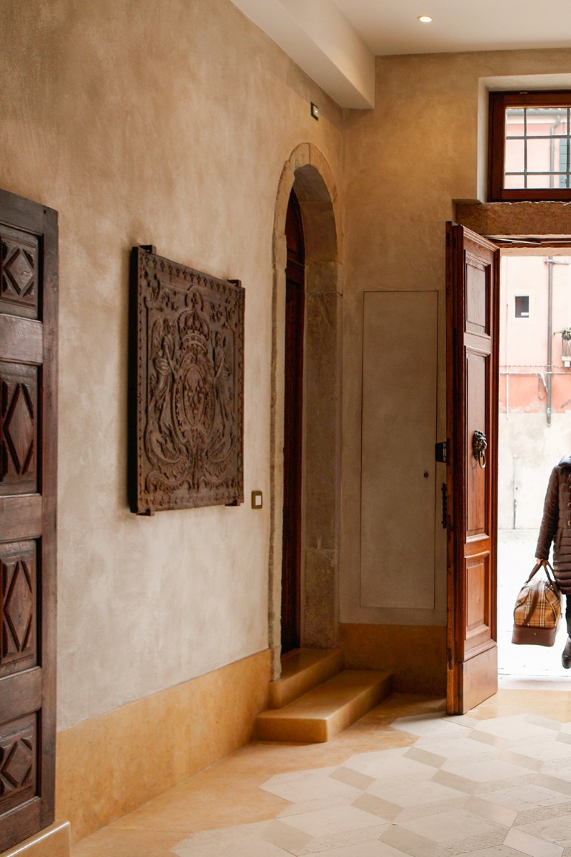 Grande piastra per camino antica francese nella sala di ingresso di un hotel a Venezia