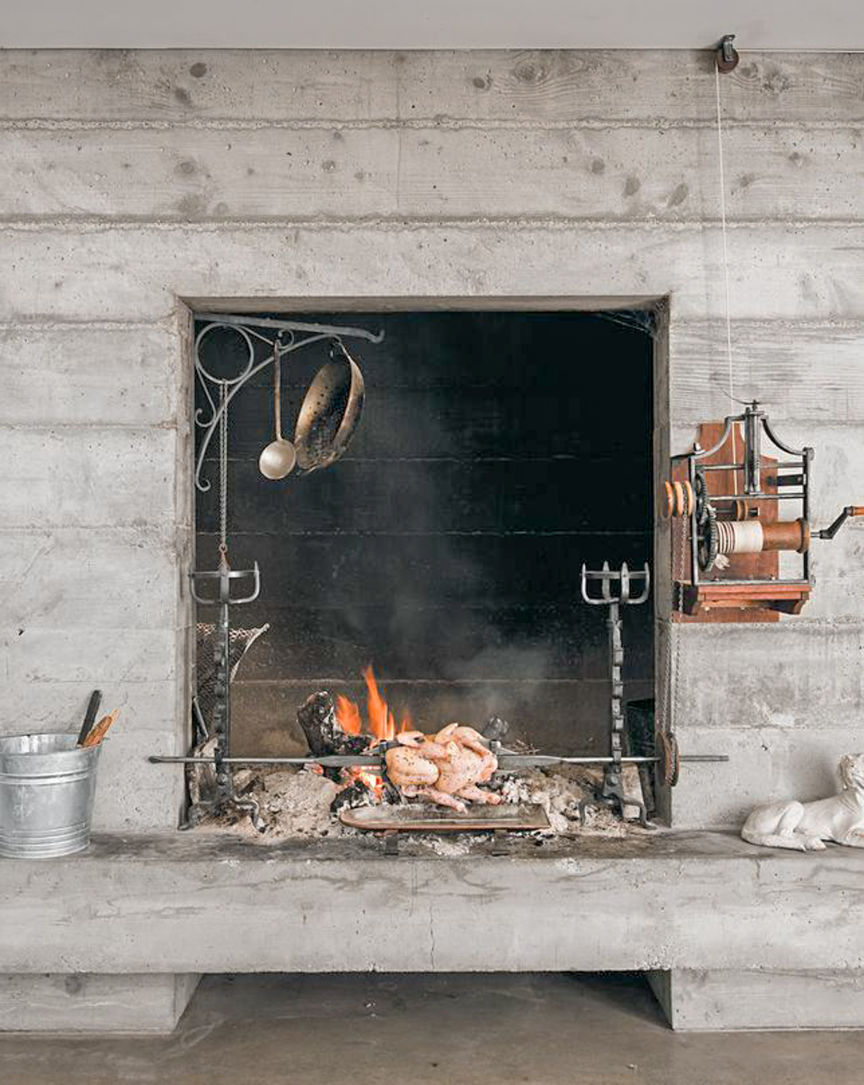 Utensili da cucina antichi per cucinare nel camino