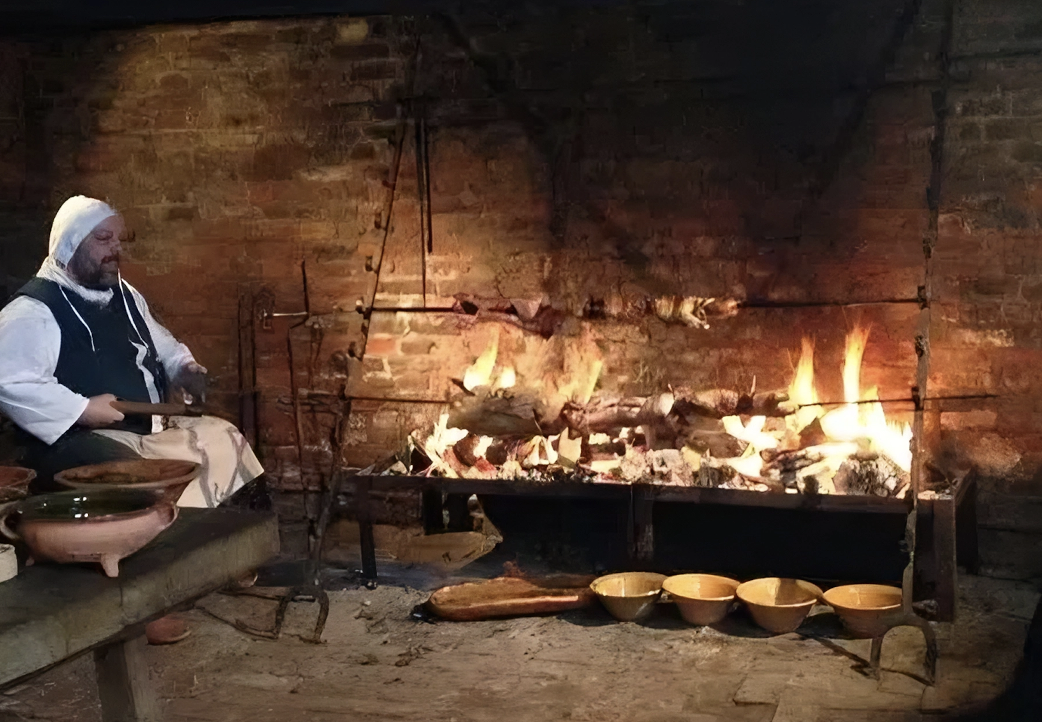 Grigliare in un camino di castello con girarrosti manuali